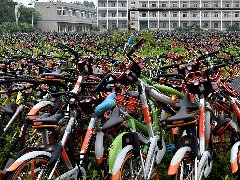 合肥暫扣萬輛共享單車，堆積如山引發(fā)密集恐懼