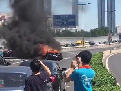 恐怖現(xiàn)場：6次變道連撞4車，天津馬自達一懟四