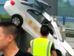 油門當(dāng)剎車，駕考女學(xué)員飛越考場(chǎng)！